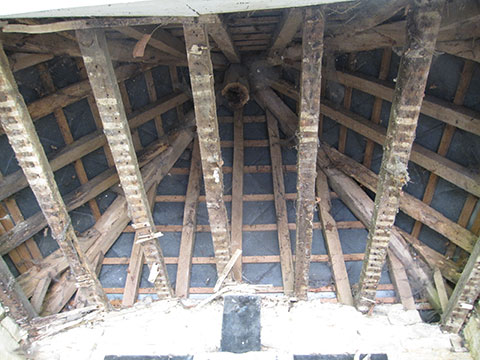 Toit de la chapelle de Yernée